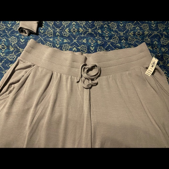 VS Modal Twist Front Crew & High Waisted Gym Pant Set - Picture 2 of 8